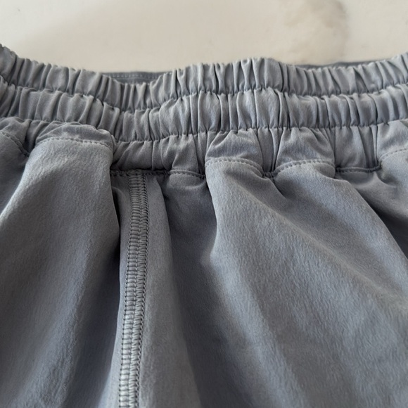 Lululemon hotty hot 2.5 low rise light gray shorts. Size 4. - Picture 3 of 7